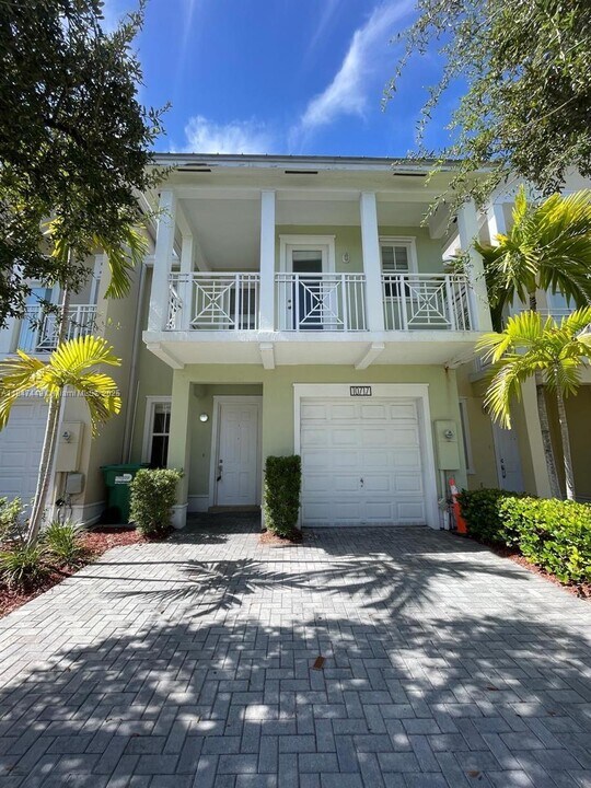 10717 NW 75th Terrace in Doral, FL - Building Photo