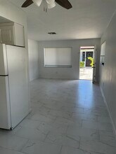 627 92nd Ave N in Naples, FL - Foto de edificio - Building Photo