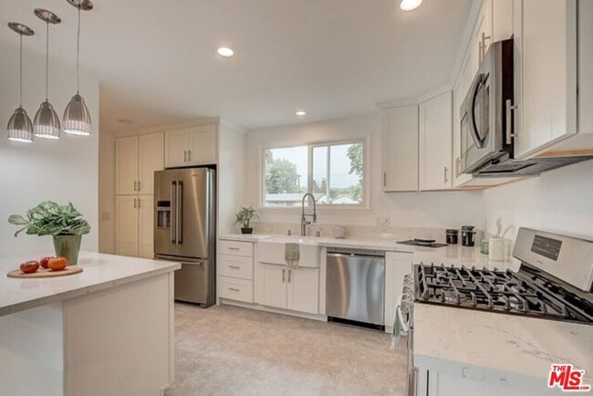 23838 Victory Blvd in Los Angeles, CA - Building Photo - Building Photo