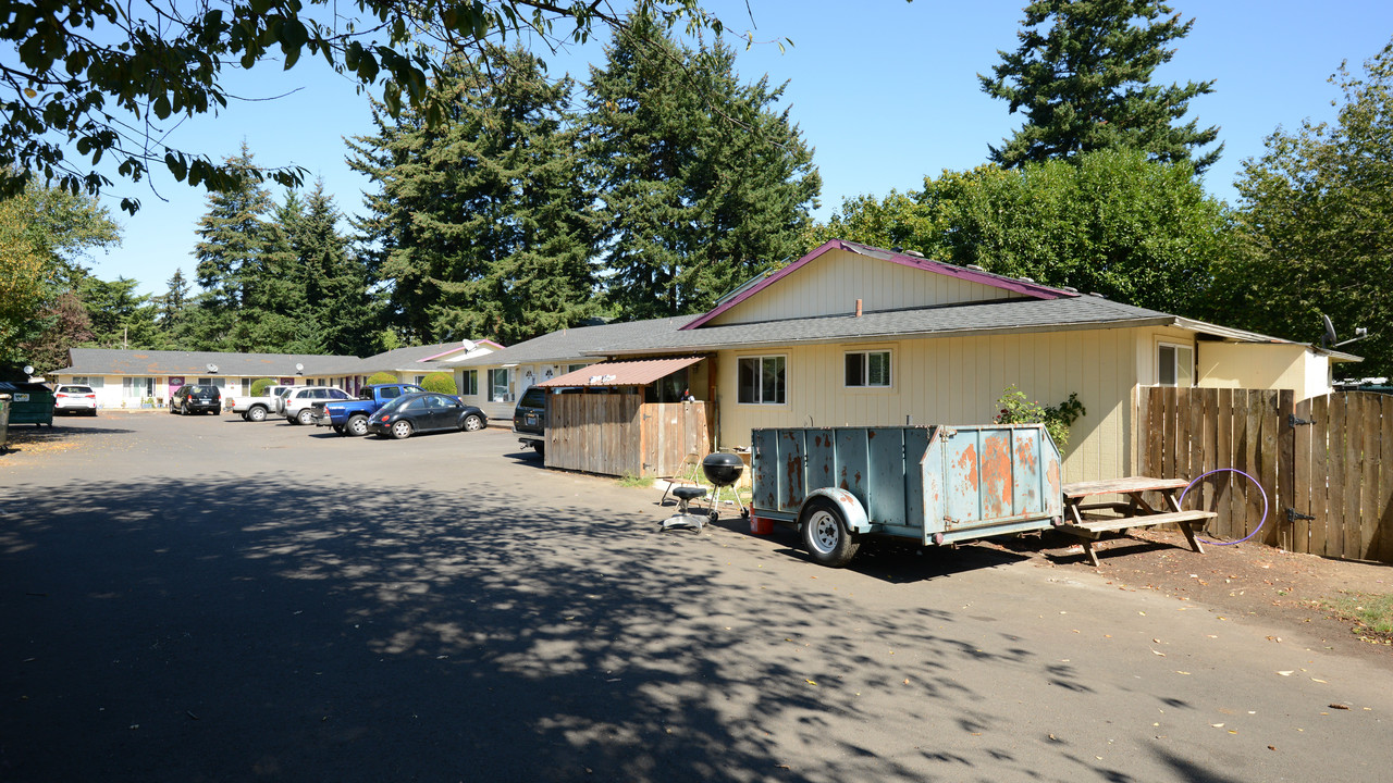 17351 SE Stark St in Portland, OR - Building Photo