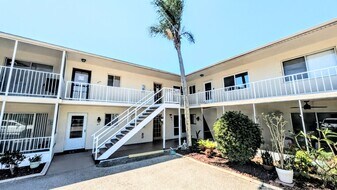 360 Base Ave E in Venice, FL - Building Photo