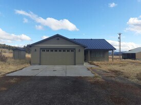 18704 N Poe Valley Rd in Klamath Falls, OR - Building Photo