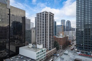 Royal Crest in Seattle, WA - Building Photo
