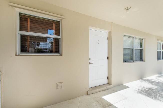 360 Wilma Cir-Unit -2 in West Palm Beach, FL - Foto de edificio - Building Photo