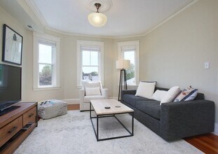 425 Medford St, Unit 3 in Somerville, MA - Building Photo - Building Photo