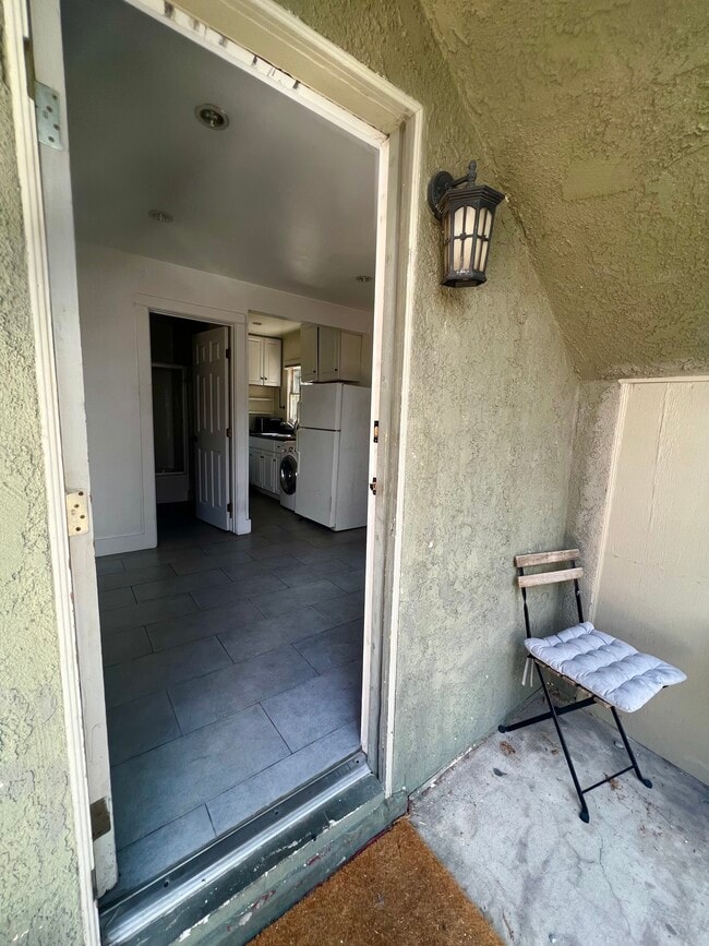 1152 1/2 N Sycamore Ave, Unit B in Los Angeles, CA - Building Photo - Building Photo