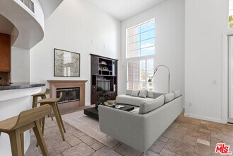 5831 Seawalk Dr in Los Angeles, CA - Building Photo - Building Photo