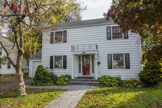 156 Woodrow St in West Hartford, CT - Building Photo - Building Photo