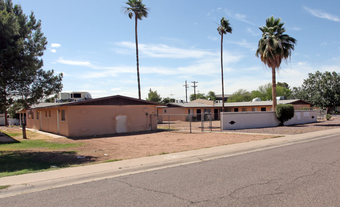 Holly Gardens in Phoenix, AZ - Building Photo