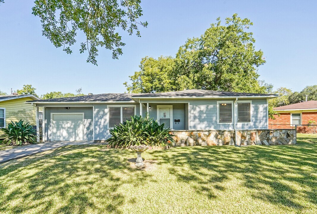 1 E Southlawn Ave in La Marque, TX - Building Photo