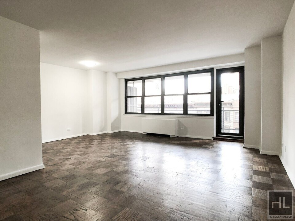 East 82nd Street in New York, NY - Building Photo