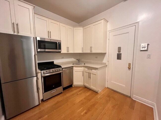 212 Grand St, Unit 2B in New York, NY - Foto de edificio - Building Photo