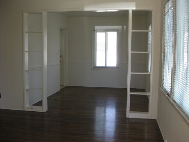 5934 Cahuenga Blvd, Unit 5930 in Los Angeles, CA - Building Photo - Building Photo
