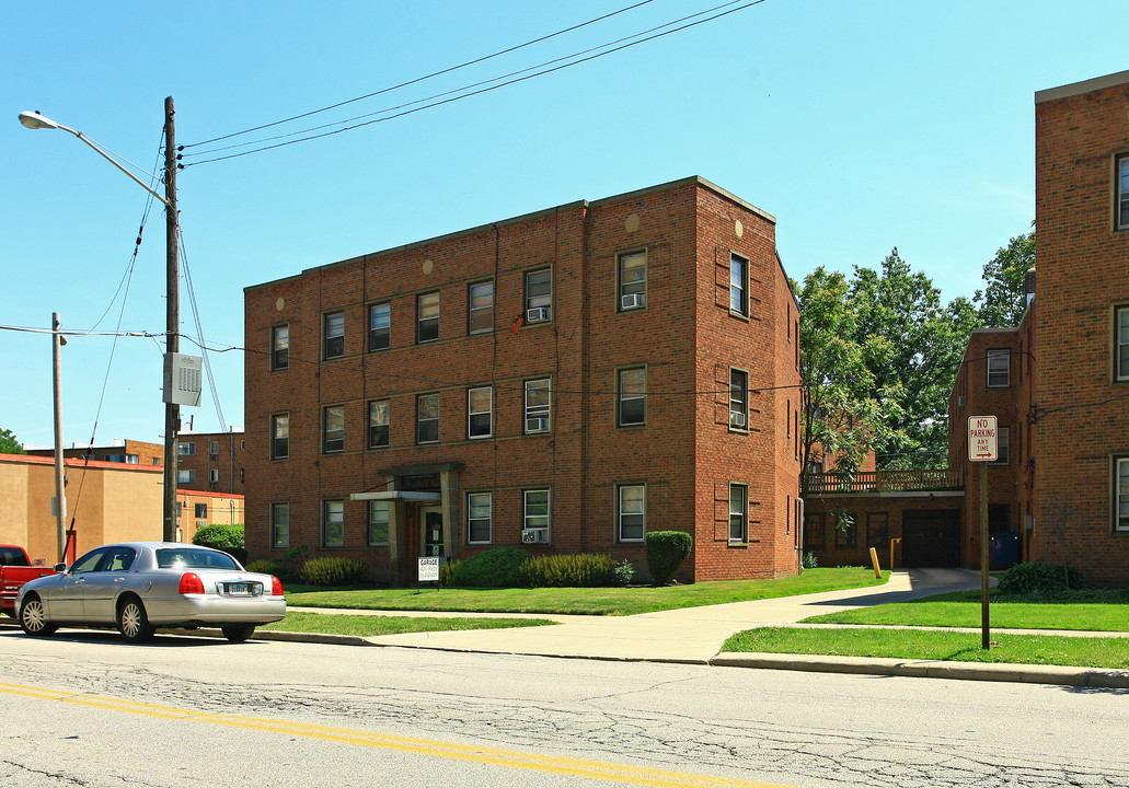 Brookfield Manor in Lakewood, OH - Foto de edificio