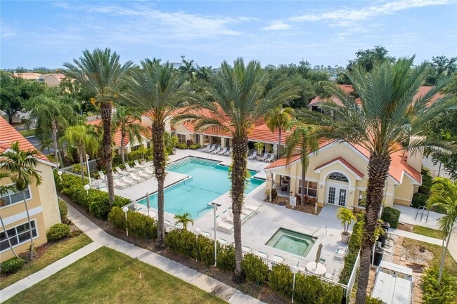 12730 Equestrian Cir in Ft. Myers, FL - Foto de edificio - Building Photo