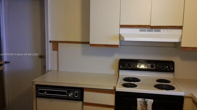 7205 NW 76th Pl in Tamarac, FL - Building Photo - Building Photo