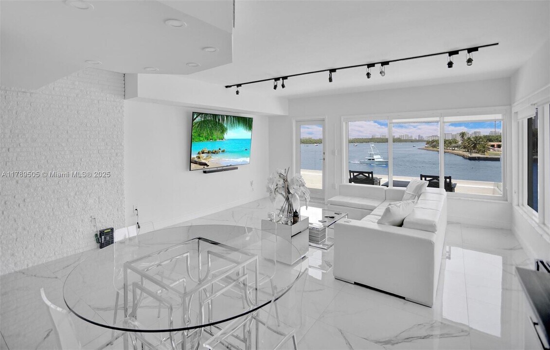 286 Bal Bay Dr in Bal Harbour, FL - Building Photo