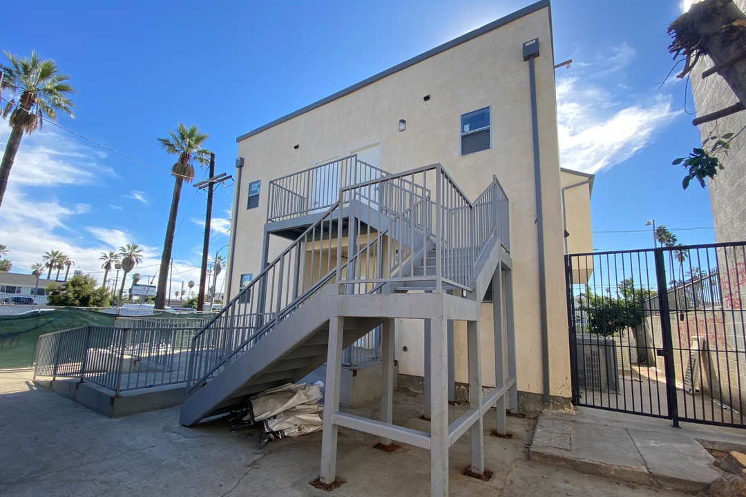 2071 W Washington Blvd in Los Angeles, CA - Foto de edificio