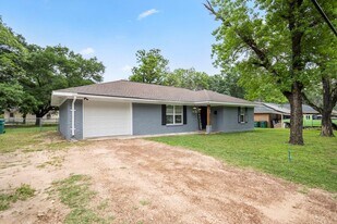 1418 N Roberson St in Conroe, TX - Building Photo