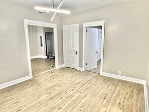 2007 S 8th St in Sheboygan, WI - Foto de edificio - Building Photo