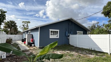 5453 1st Ave, Unit 5455 in Ft. Myers, FL - Building Photo - Building Photo