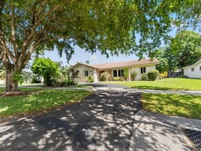 17223 SW 87th Ave in Palmetto Bay, FL - Building Photo - Building Photo