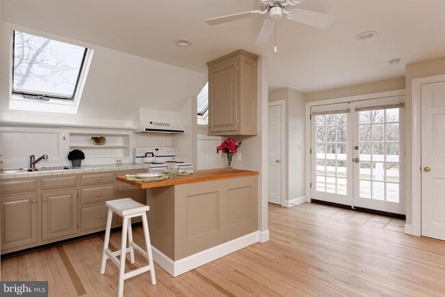 property at 21933 Foxcroft Rd
