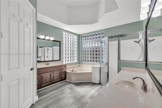 558 NW 118th Ave in Coral Springs, FL - Foto de edificio - Building Photo