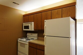 5100 Emerald Dr in Lincoln, NE - Foto de edificio - Building Photo