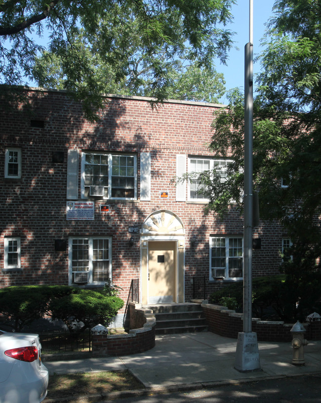 136-16 222nd St in Springfield Gardens, NY - Foto de edificio - Building Photo