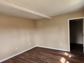 2119 US-421 in Bristol, TN - Foto de edificio - Building Photo