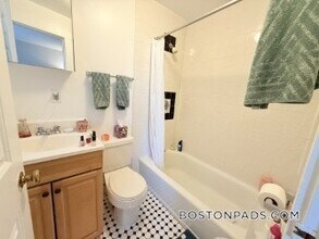 833 Beacon St, Unit 505 in Boston, MA - Foto de edificio - Building Photo