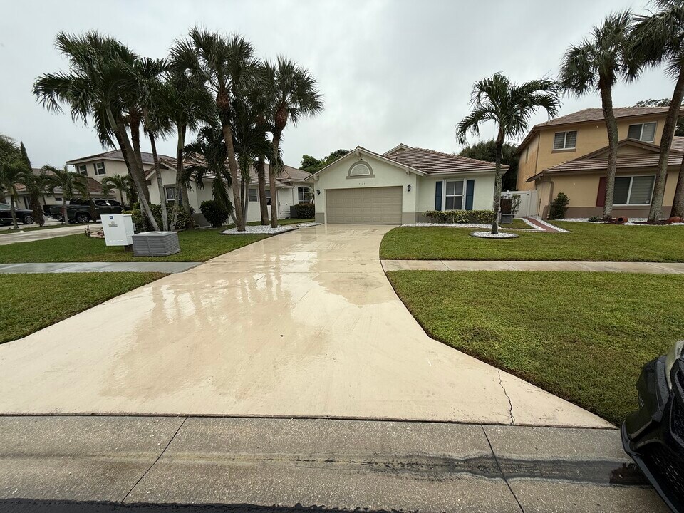 7927 Manor Forest Blvd in Boynton Beach, FL - Building Photo