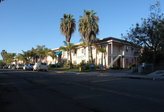 Palmira Village Apartments in San Diego, CA - Foto de edificio - Building Photo