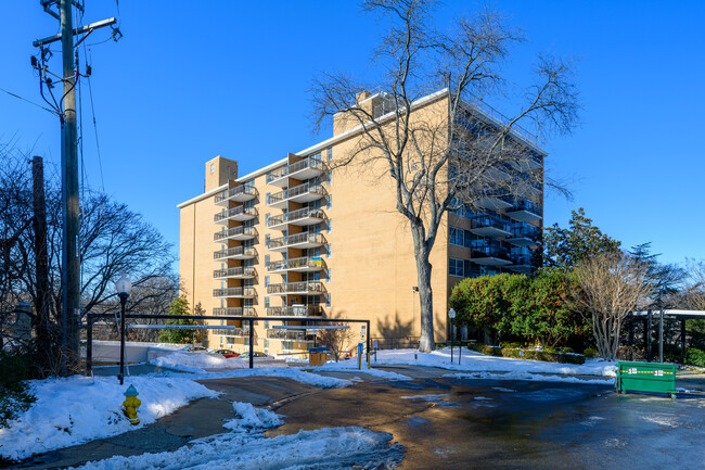 Circle Condominiums in Arlington, VA - Building Photo - Building Photo