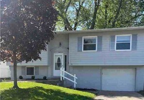 1951 Bristol Dr in Bettendorf, IA - Building Photo