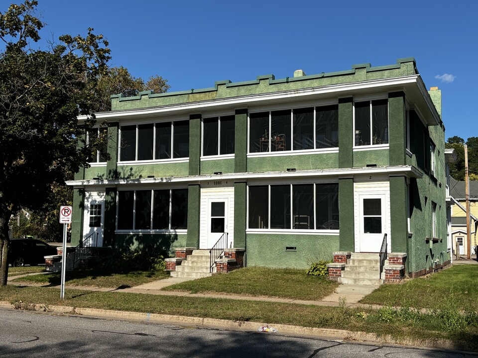 1001 S Barstow St in Eau Claire, WI - Foto de edificio