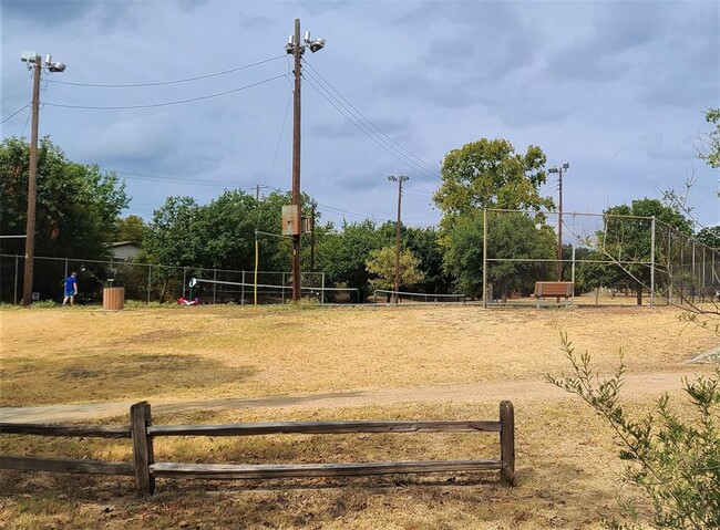 property at 2021 Bluebonnet Ln