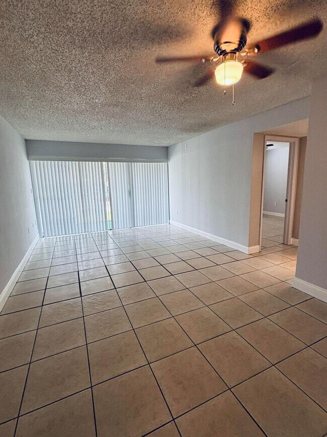 4255 N University Dr, Unit 101 in Sunrise, FL - Foto de edificio - Building Photo