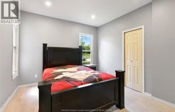 3092 Sandwich St. in Windsor, ON - Building Photo - Building Photo