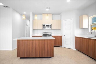 704 N Alexandrite Ave, Unit 2 in Edinburg, TX - Building Photo - Building Photo
