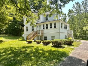 6440 Seneca St, Unit Upper Rear in Elma, NY - Foto de edificio - Building Photo