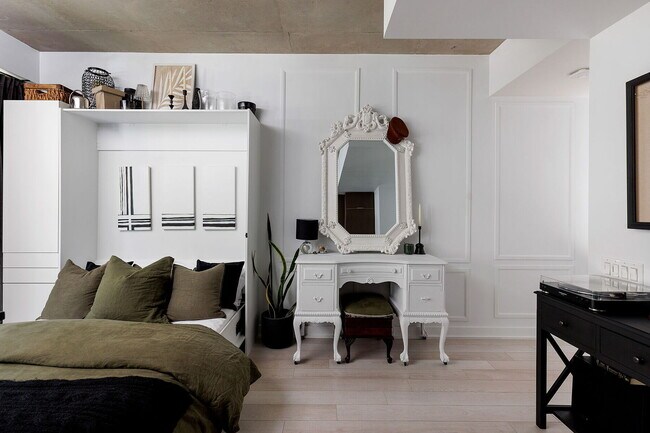 5 Hanna Ave in Toronto, ON - Building Photo - Building Photo