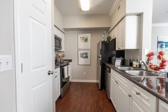2800 Wilcrest Dr in Houston, TX - Building Photo - Building Photo