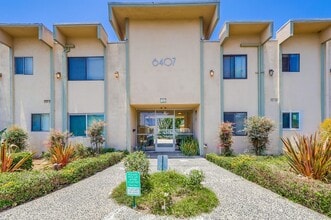 Hyde Park Living – Steps to Transit, Parks in Los Angeles, CA - Foto de edificio - Building Photo