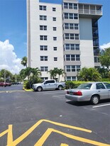 1075 NE Miami Gardens Dr in Miami, FL - Building Photo