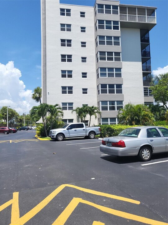 1075 NE Miami Gardens Dr in Miami, FL - Building Photo