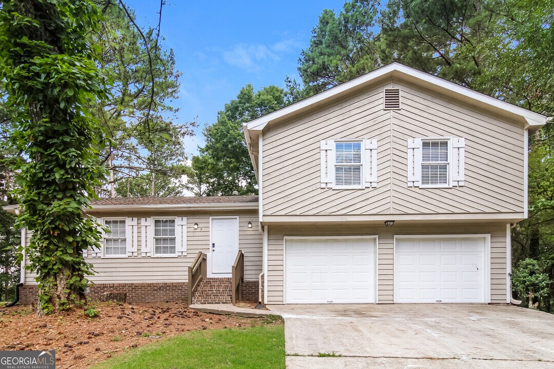6429 Swift Creek Rd in Lithonia, GA - Building Photo
