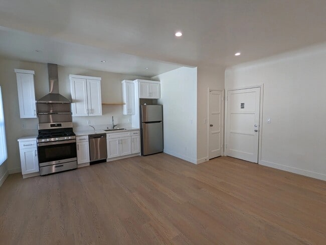 559 Normandie Ave, Unit 203 in Los Angeles, CA - Foto de edificio - Building Photo