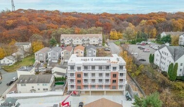 318 Dixon Ave in Paterson, NJ - Foto de edificio - Building Photo